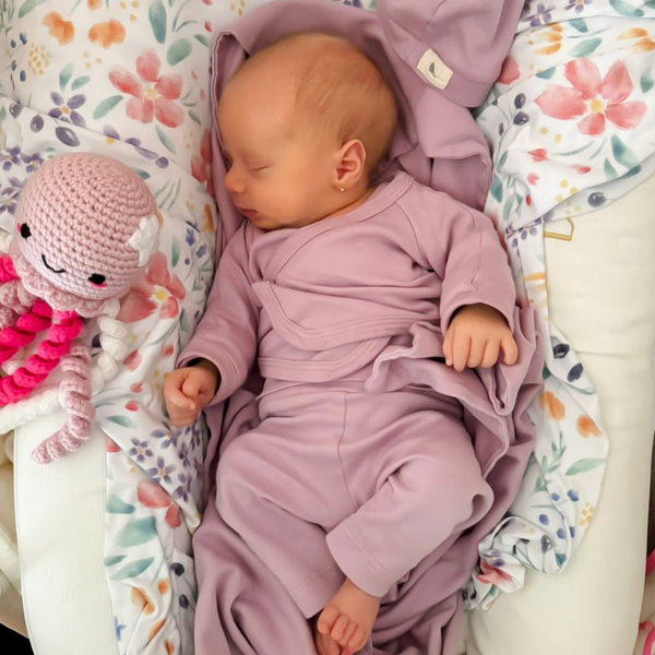 Bebé en mameluco de algodón Pima orgánico Mae & Mini