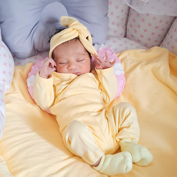 Bebé Recién nacido con set bienvenido a casa y cobijita Mae & Mini en algodón Pima orgánico