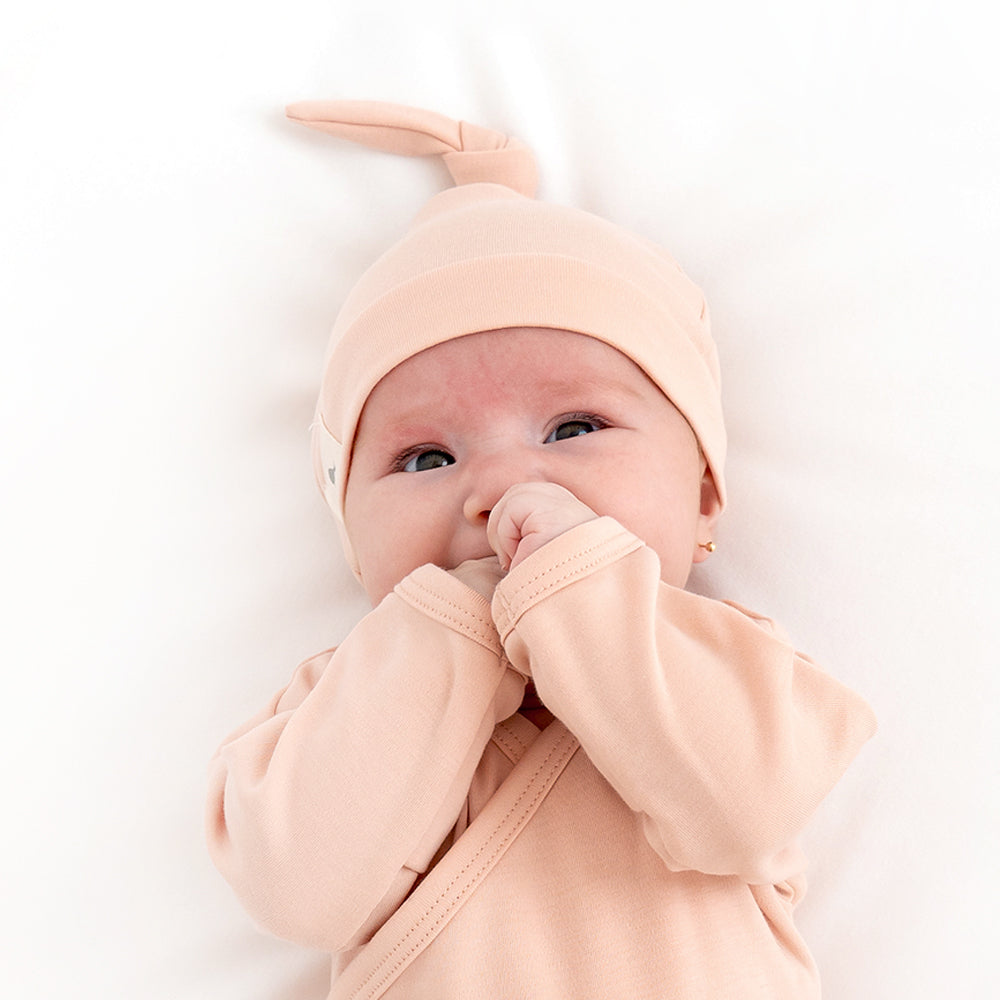 Gorrito Ajustable en Blanco Nube - gorrito para recien nacido Mae & Mini